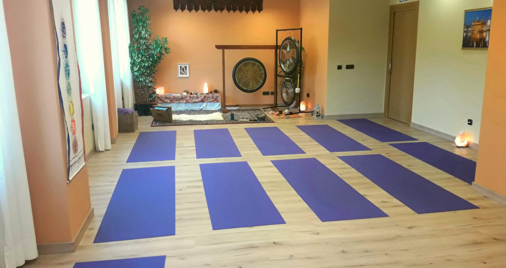 Sala para la práctica de yoga en León, amplia y luminosa.